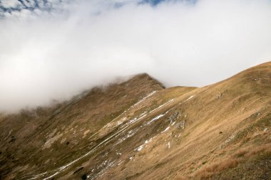 Kotliska Hill'e iz feryat hiking Skalka hill Slovakya dağlarında Nizke Tatry mavi gökyüzü ve bulutlar ile sonbahar günü sırasında göster