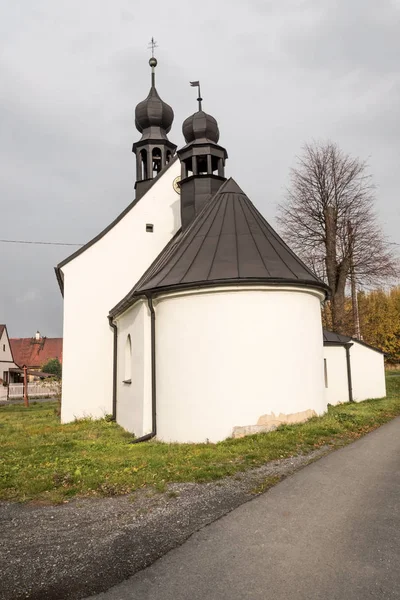 Tsjechische Landschap Wit Witte Gekleurde Kapel Huizen Achtergrond Weg Het — Stockfoto