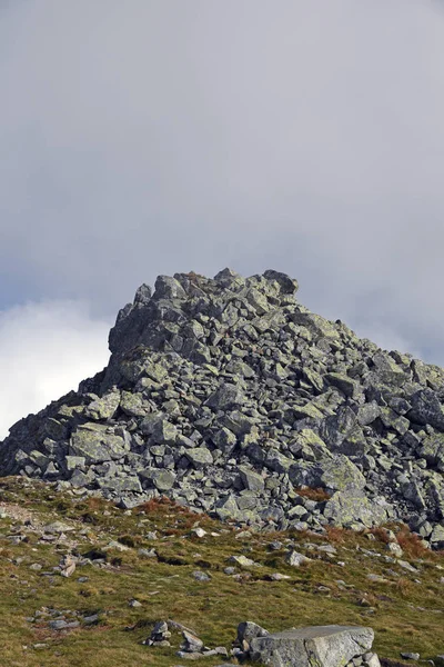 Λιβάδια Του Βουνού Και Πετρώδες Ύψωμα Της Συνόδου Κορυφής Της — Φωτογραφία Αρχείου