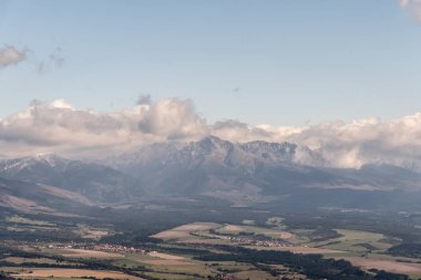 mavi gökyüzü ve bulutlar güzel sonbahar günü sırasında Nizke Tatry dağlara Predna Poludnica Tepesi'nden görüntülemek