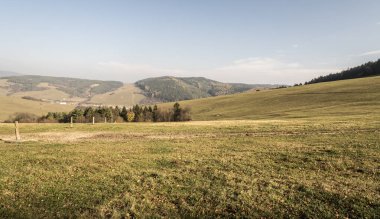 sonbahar yatay, çayırlar, Javorniky Köyü, orman, Papradno Köyü ve Slovakya'da mavi gökyüzü tepelerinde