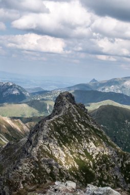 Slovakya'daki Batı Tatras dağlarında Placlive zirvesinden arka planda Ostry Rohac ve Giewont zirvesi