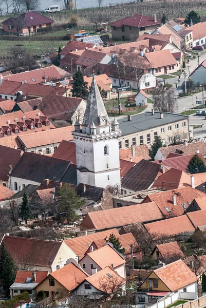 Wieś Pawłow z Divci hrad ruiny zamku w górach Palava w Czechach — Zdjęcie stockowe