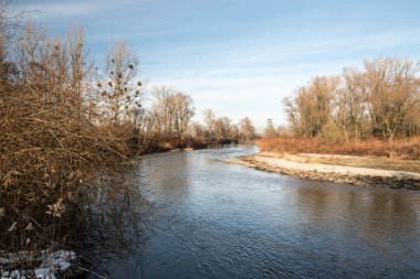 Bohumin ve Chalupki şehirleri yakınlarındaki Çek-Polonya sınırları üzerinde tha arka plan üzerinde görünüm kulesi ile Odra nehri