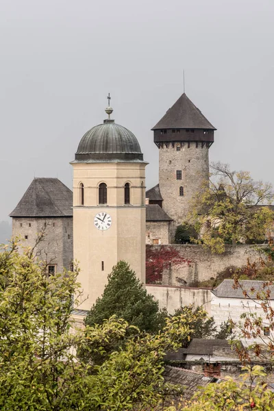 Zamek Sovinec w Czechach w pochmurny dzień jesienny — Zdjęcie stockowe