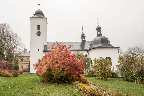 Kostel sv. Mari Magdaleny en Horni Mesto cerca de la ciudad de Rymarov en la República Checa — Foto de Stock