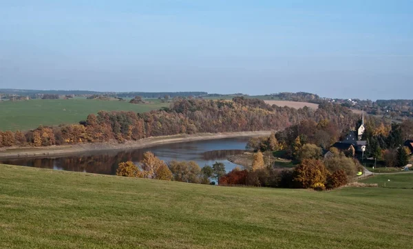 Talsperre Pohl reservatório de água com igreja na aldeia de Altensalz e bela paisagem de outono ao redor perto da cidade de Plauen, na região de Vogtland, na Alemanha — Fotografia de Stock