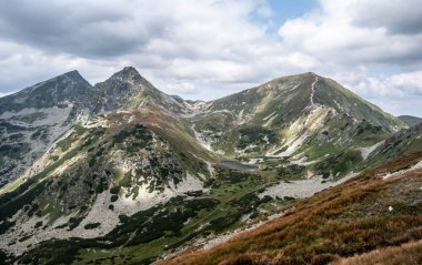 Volovec, Ostry Rohac ve Slovakya Zapadne Tatry dağlarında Dolne Jamnicke pleso gölü ile Placlive dağ zirveleri