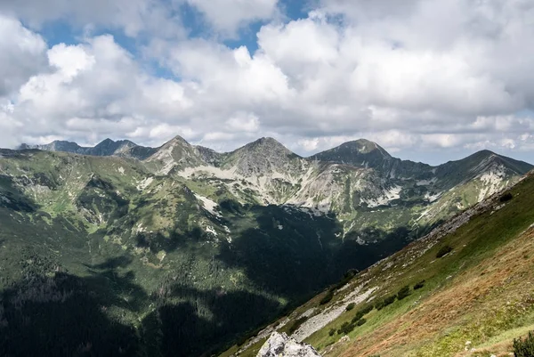 Vista para o grupo de montanha Rohace a partir do cume da montanha Otrhance nas montanhas de Tatras Ocidental na Eslováquia — Fotografia de Stock