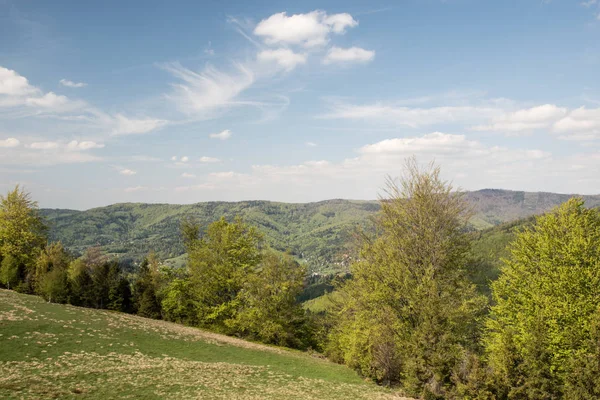 Frühling beskid slaski Berge von Aussichtsturm auf Sternengron Hügel in Polen — Stockfoto
