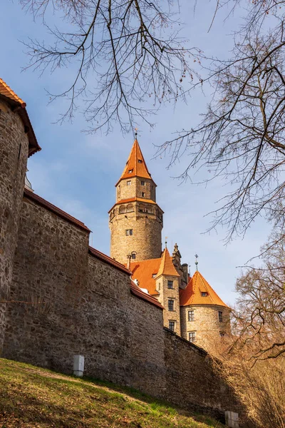Zamek Bouzov ze ścianą w Czechach — Zdjęcie stockowe