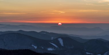 kış dağlarında renkli gökyüzü ile gün batımı