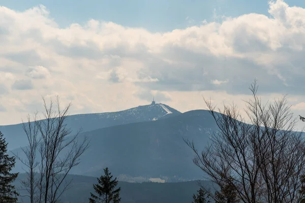 Lysa Hora Hill gyalogtúraútvonalon a kotar kunyhó közelében a Moravskoslezske Beskydy hegyekben Csehországban — Stock Fotó