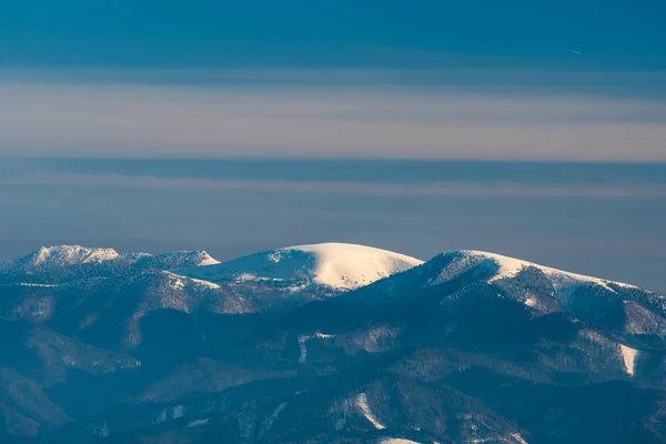 Горы Черный Камень, Плоска и Борисов зимой Велька Фатра в Словакии — стоковое фото