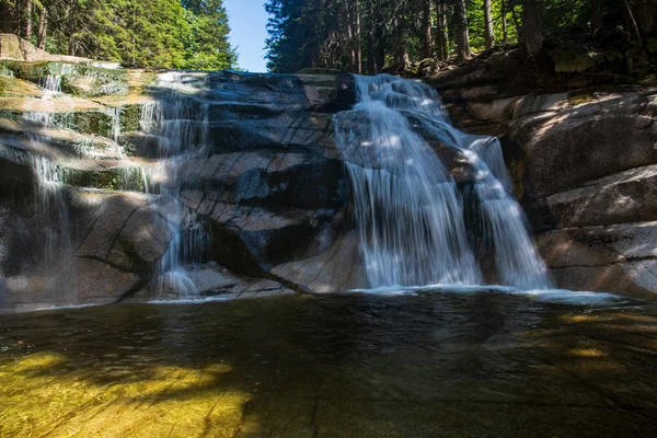 Mumlavsky Wodopad Wasserfall im Riesengebirge in der Tschechischen Republik — Stockfoto