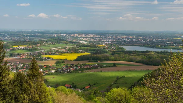 Θέα από πύργο παρακολούθησης στο λόφο Kabatice κοντά στην πόλη Φράιντεκ-Μιστεκ στην Τσεχική Δημοκρατία — Φωτογραφία Αρχείου