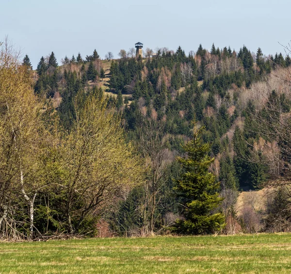 Martakov Kopec kulle med utsiktstorn i våren javorniky bergen i Slovakien — Stockfoto