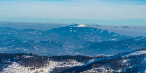 Babia Gora de Malinowska skala colina en invierno Beskid Slaski montañas — Foto de Stock