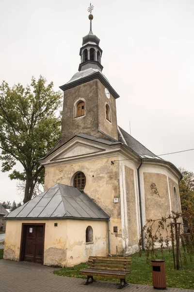 Kostel sv. Antonina Paduanskeho in het dorp Tvrdkov in de buurt van Bruntal town in Tsjechië — Stockfoto