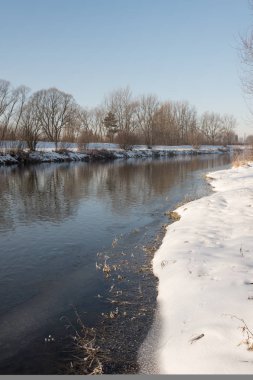 Kışın Çek Cumhuriyeti'nin Karvina kasabasında Olse nehri