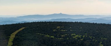 Çek Cumhuriyeti sınırları yakınında Polonya'da Karkonosze dağlarında Szrenica tepesinden Jested