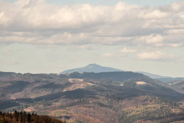 Lysa hora hill in moravskoslezske beskydy Mountains von kecka hill in sulovske skaly Mountains in der Slowakei im Herbst — Stockfoto