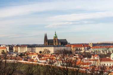 Prag 'daki Petrinske sady' den Prazsky Hrad 'a bakın
