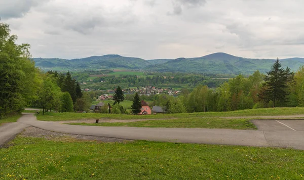 Hradek villaggio con le colline di Moravskoslezske Beskydy montagne sullo sfondo in Repubblica Ceca — Foto Stock