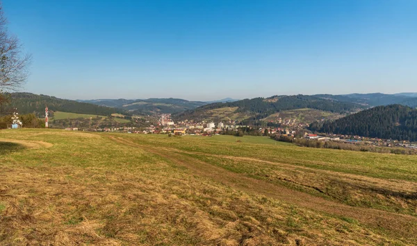 Turzovka città con colline circostanti in Slovacchia durante la mattina di primavera — Foto Stock