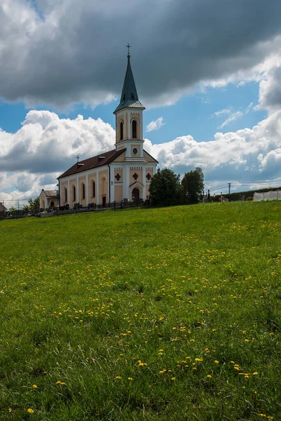 Kostel 1891年在捷克共和国Terlicko村Kostelec山上建造的Vavrince教堂 — 图库照片