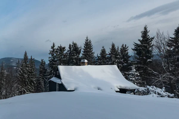 Chalet Nevado Cerca Bily Kriz Con Árboles Travny Colina Fondo — Foto de Stock