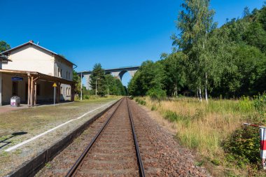 Almanya 'da A72 otoyolunda demiryolu ile Pirk tren istasyonu ve Elsterbrucke Pirk köprüsü