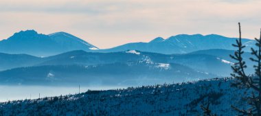 Slovakya 'daki Krivanska Mala Fatra dağlarının manzarası kışın Magurka Wislanska tepesinden Polonya' daki Beskid Slaski dağlarına