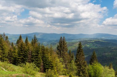 Beskid Slaski dağlarının Polonya 'daki Wielki Stozek tepesinden manzarası - güzel bahar günü Czech sınırları