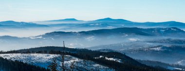 Kışın Barania Gora tepesinden Lysa Hora tepesi Polonya 'daki Beskid Slaski dağları ile Moravskoslezske Beskydy dağlarına bakın.