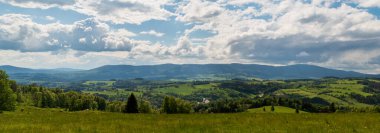 Çek Cumhuriyeti 'nin Jeseniky dağlarındaki Branna köyü üzerindeki Predni Alojzov manzarası, Branna ve Stare Mesto kapsülü Sneznikem ile Kralicky Sneznik dağları arasındaki dağ sırasının altında yer alıyor.