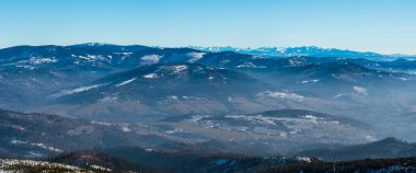 Beskid Zywiecki, Pilsko Tepesi ve Tatra Dağları ile kışın Barania Gora Tepesi 'nden Polonya' daki Beskid Slaski Dağları ile