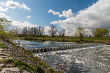Çek Cumhuriyeti 'nin Karvina şehrinde güzel bir bahar gününde küçük bir vadi ve kadın olan Olse Nehri