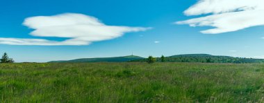 Çek Cumhuriyeti 'ndeki Jeleni Rhbet Tepesi' nden en yüksek övgüye değer tepeye sahip Jeseniky dağları güzel yaz sabahı boyunca