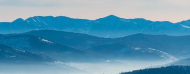 Krivanska Mala Fatra dağları Poludnovy grun 'dan Pekelnik tepesine Slovakya' daki Barania Gora tepesinden Polonya 'daki Beskid Slaski dağlarına