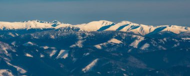 Slovakya 'nın Mala Fatra dağlarındaki Martinske' den gelen Nizke Tatry dağlarının en yüksek kısmı açık gökyüzü ile kış günü