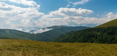 Romanya 'daki Valcan dağları yaz öğleden sonra mavi gökyüzü ve bulutlarla