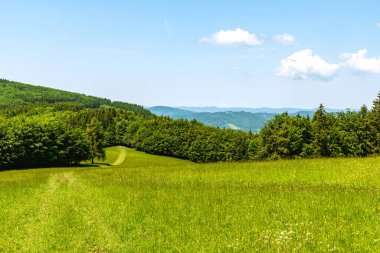 Bahar zamanı Bile Karpaty dağlarının manzarası, Czech 'teki çayır, orman ve tepelerin karışımı - Slovakya sınırları, Kosak tepesi