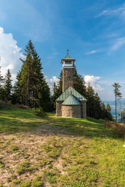 Kaple Sv. Çek Cumhuriyeti 'nin Moravskoslezske Beskydy dağlarındaki Kozubova tepesinde yaz akşamı manzaralı bir şapel.