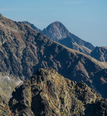 Lomnicky stit, Pysny stit, Svistovy stit, Javorovy stit ve Strbsky Slovakya 'daki Vysoke Tatry dağlarında diktiler açık gökyüzü ile güzel bir sonbahar gününde