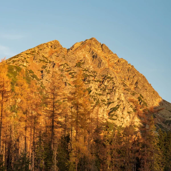 プレデンとマリニケSolisko山のピークは 秋の朝の間にスロバキアのVysoke Tatry山のSoliskovy Hreben山の尾根 — ストック写真