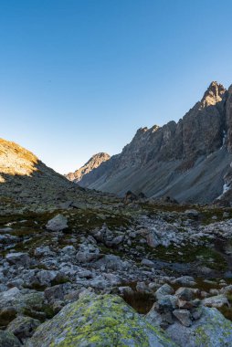 Velka Öğrenci Dolina Vadisi 'nin en yüksek kesiminde Prielom eyeri taşlarla, tepelerle ve Slovakya' daki Vysoke Tatry dağlarında açık gökyüzüyle böğürür.