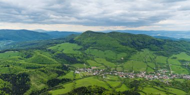 Slovakya 'nın Strazovske Vrchy dağlarındaki Vapec tepesinden çoğu hava bulutlu bahar günü