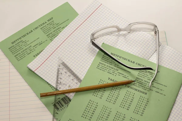 Defterler, kalem, silgi ve cetvel beyaz bir arka plan üzerinde