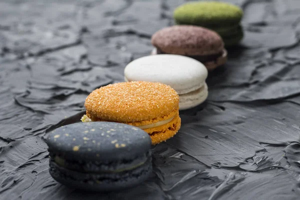 dört çok renkli macaroons gri bir arka plan üzerinde